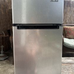 Magic Chef 3.1 Cu. Ft. Mini fridge 