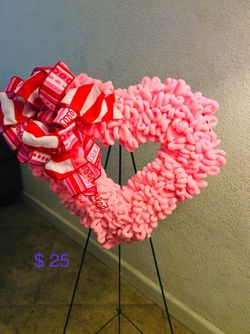 Pink Valentine’s Day yarn loop wreath