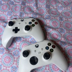 Xbox 1 controllers (2)