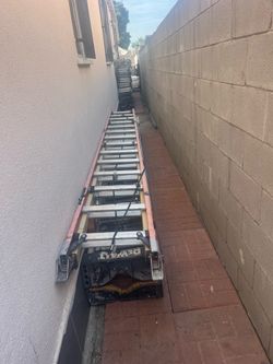 Escaleras de 28 pies de fibra de vidrio $ 265 cada una