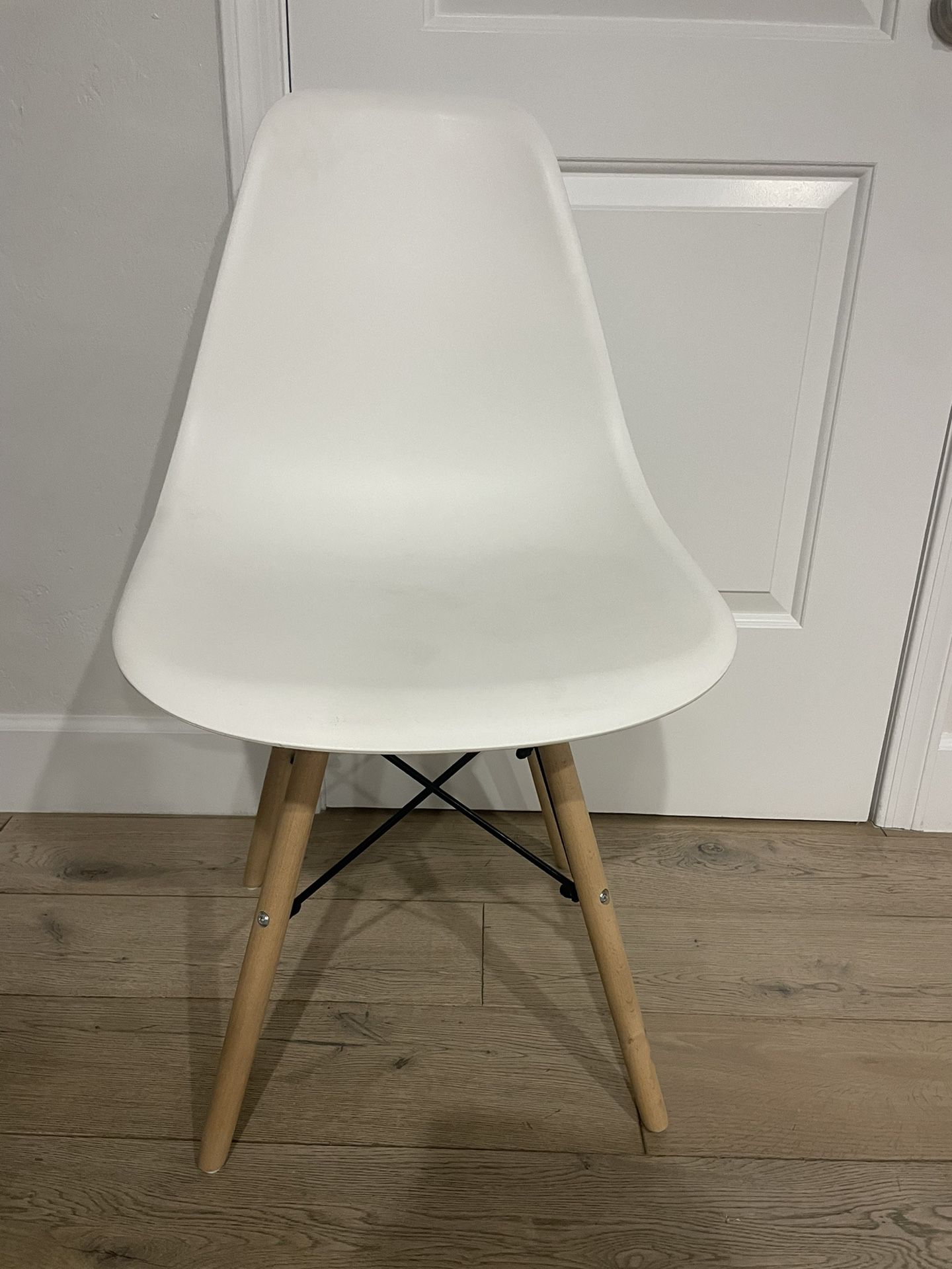 Cute White Chair w/ Wooden Legs