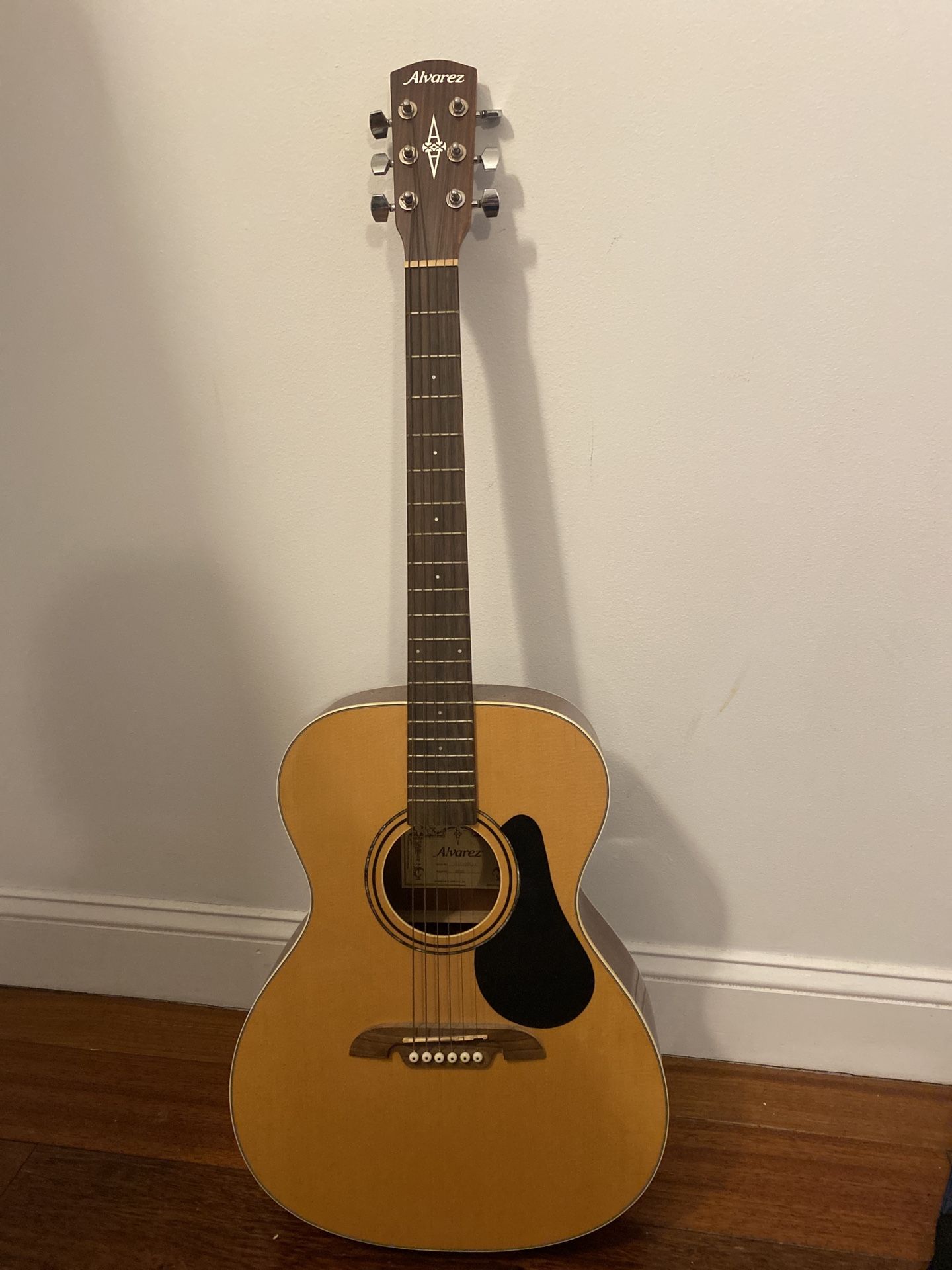 Alvarez RF26 Acoustic Guitar with Padded Gig Bag – Great Condition