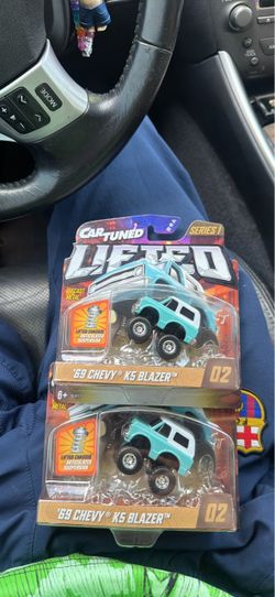 CarTuned Lifted '69 Chevy K5 Blazer Diecast 2-Pack