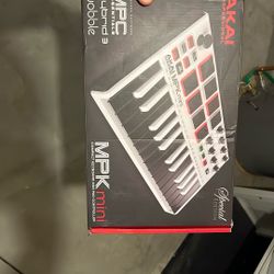 Akai Moc Essentials