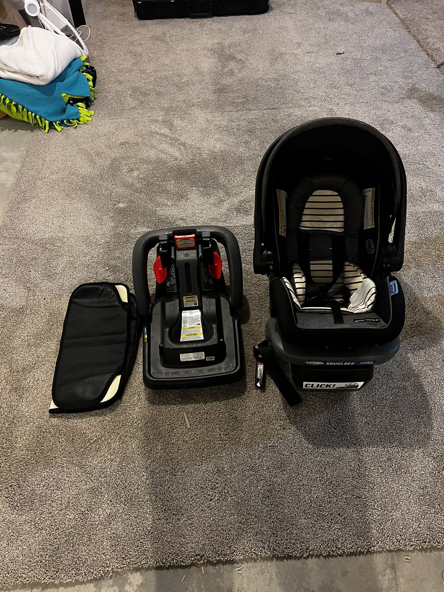 Graco Snuglock Car seat Extra Base and Cover