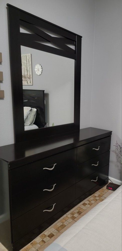 Dresser With Mirror