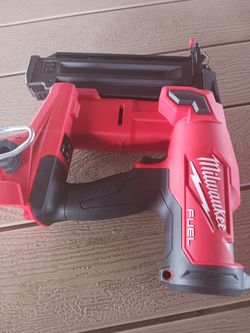 Milwaukee 18 Ga brad nailer