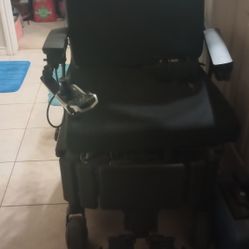 Quantum Edge HD Power Chair NEEDS NEW BATTERY 