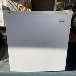 Magic chef mini fridge