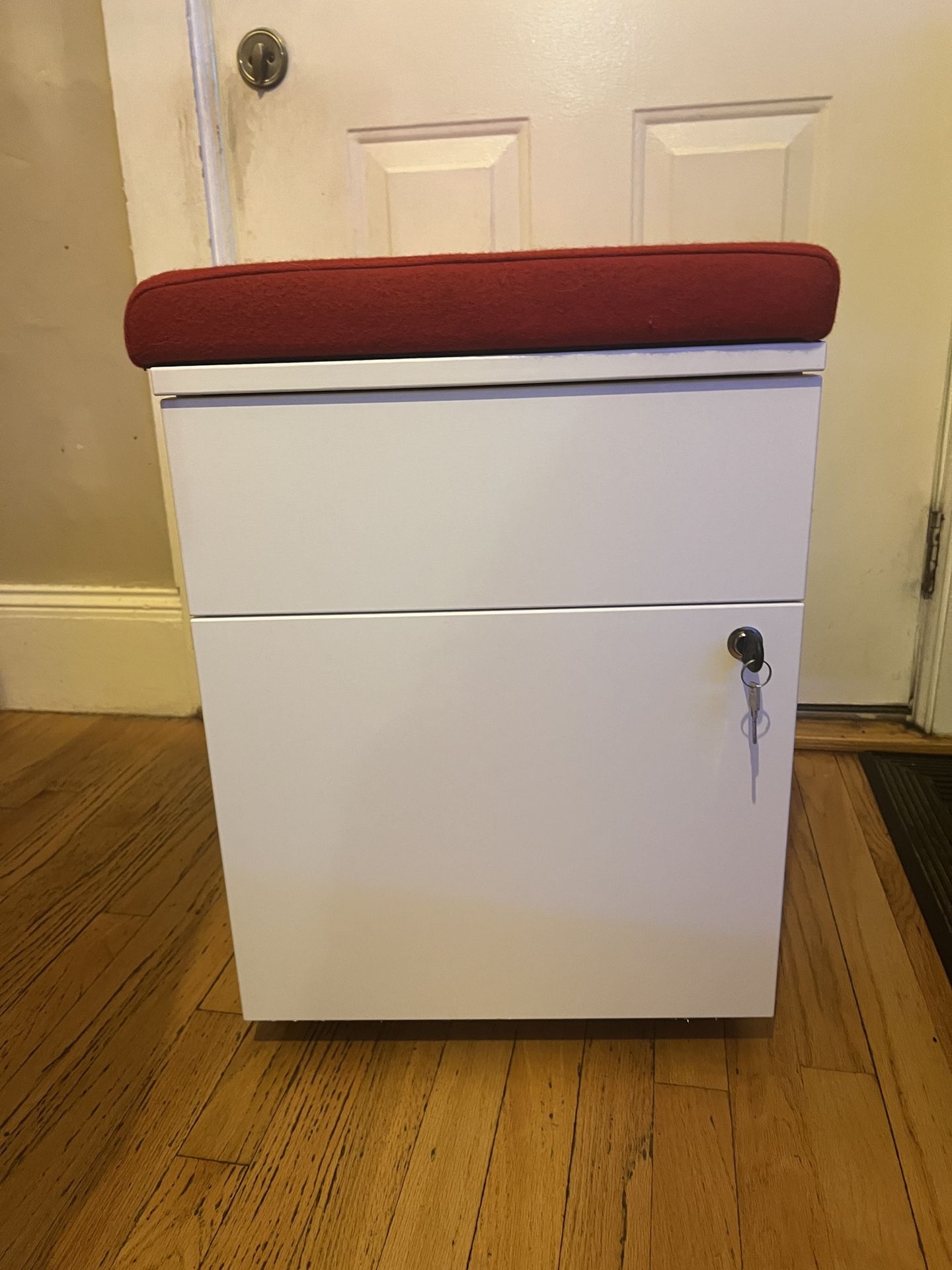 File Cabinet - WITH keys 