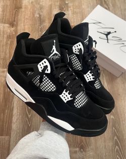Jordan 4s white thunder