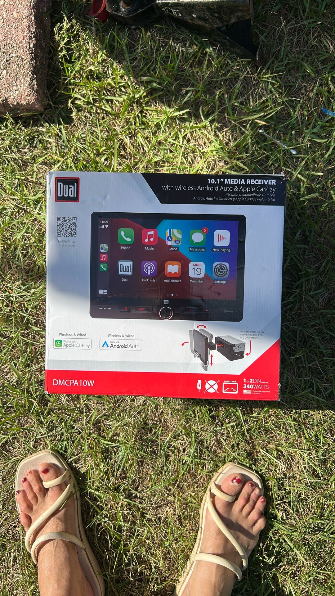 Dual 10.1 inch media receiver with wireless android auto and Apple CarPlay