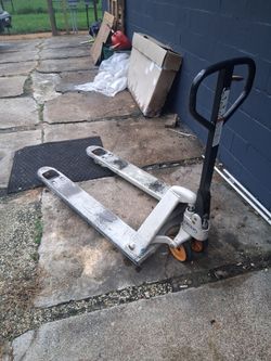 Crown Pallet Jack  42" 5000 K