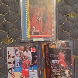 Lot of 3 Michael Jordan cards /2300