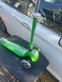 Yvolution Green 3-Wheel Scooter