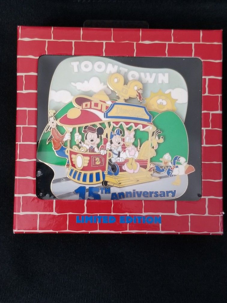 Disney Limited Edition Toontown 15th Anniversary Pin