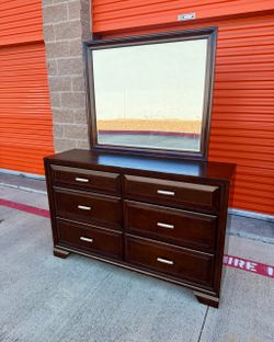 Dresser w/ Mirror