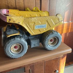 GIANT TONKA DUMP TRUCK 