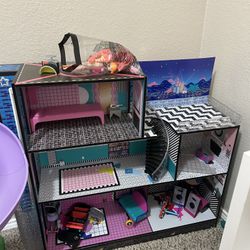 Girls Doll Houses Good Condition 