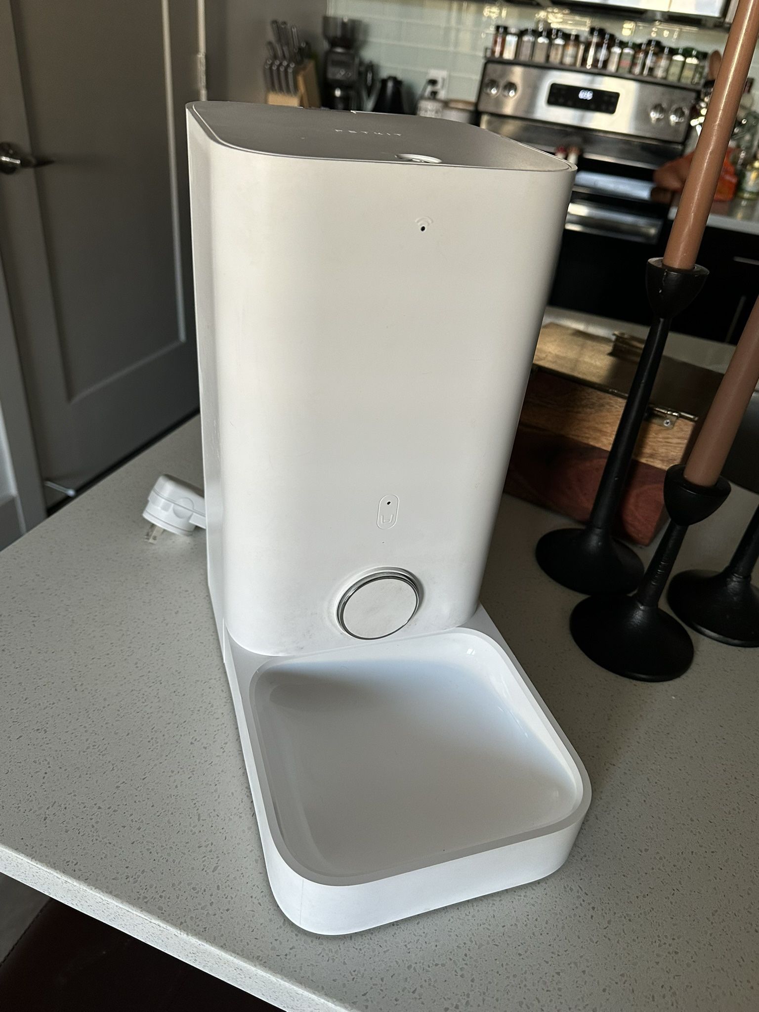 Pet feeder