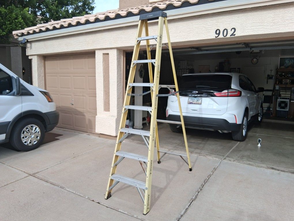 8 Ft Husky Ladder Regular 189 Asking $70 Excellent Condition