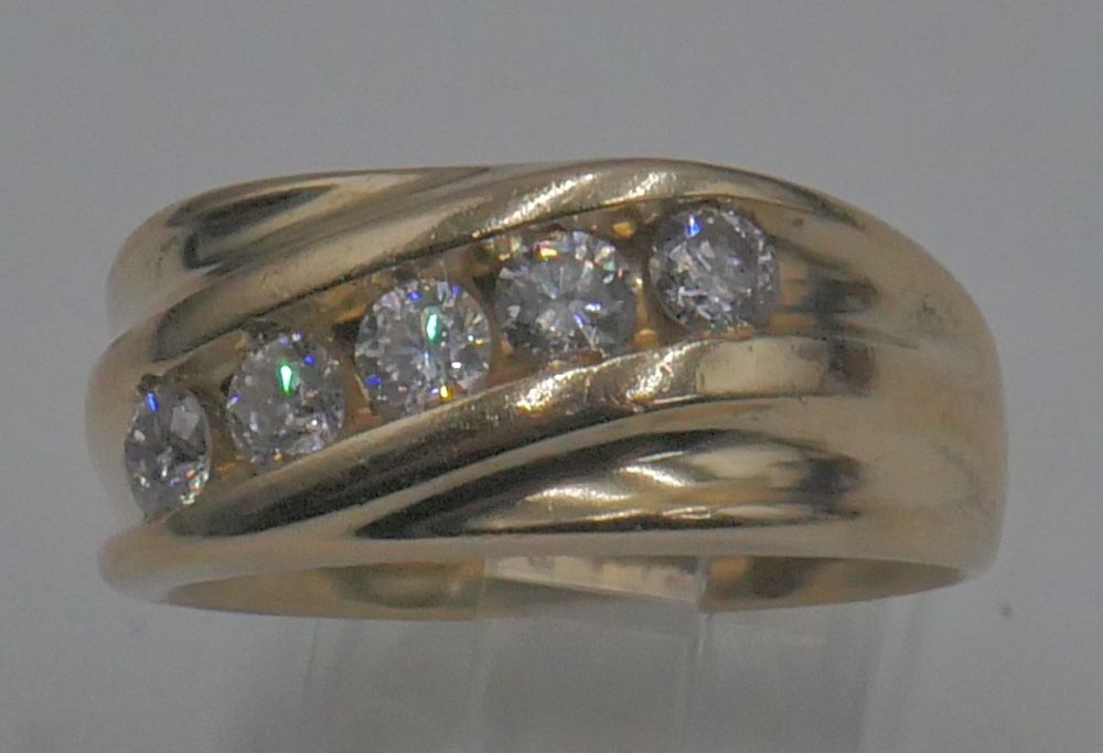 14kt yellow gold ring 9.6 grams w 5 diamonds 1 carat total ,SI1 clarity , G color. size 10. 874332-1. very good condition.