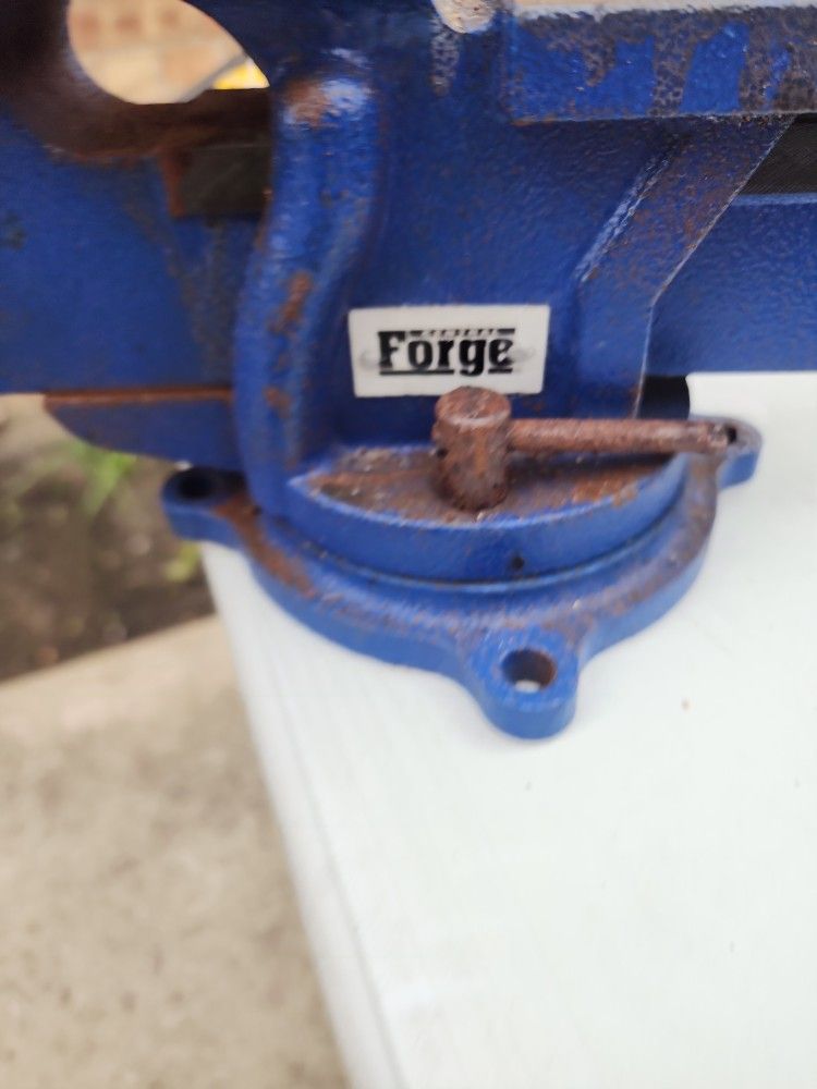 Central Forge Vise