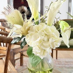  Artificial White Floral Arrangement in Clear Glass Vase