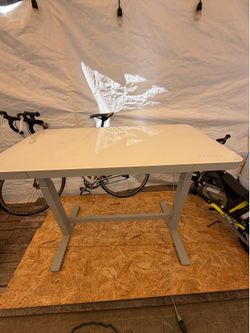Electric Height-Adjustable Standing Desk with Built-In Storage Drawer, USB Charging Ports & Glossy White Top – Excellent Condition