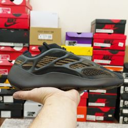 Yeezy 700 V3 “Clay Brown” Sz 10.5