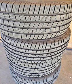 225/65/17 Michelin 📍📍 Vendo un set de llantas con 80% de vida las 4 📍🌟