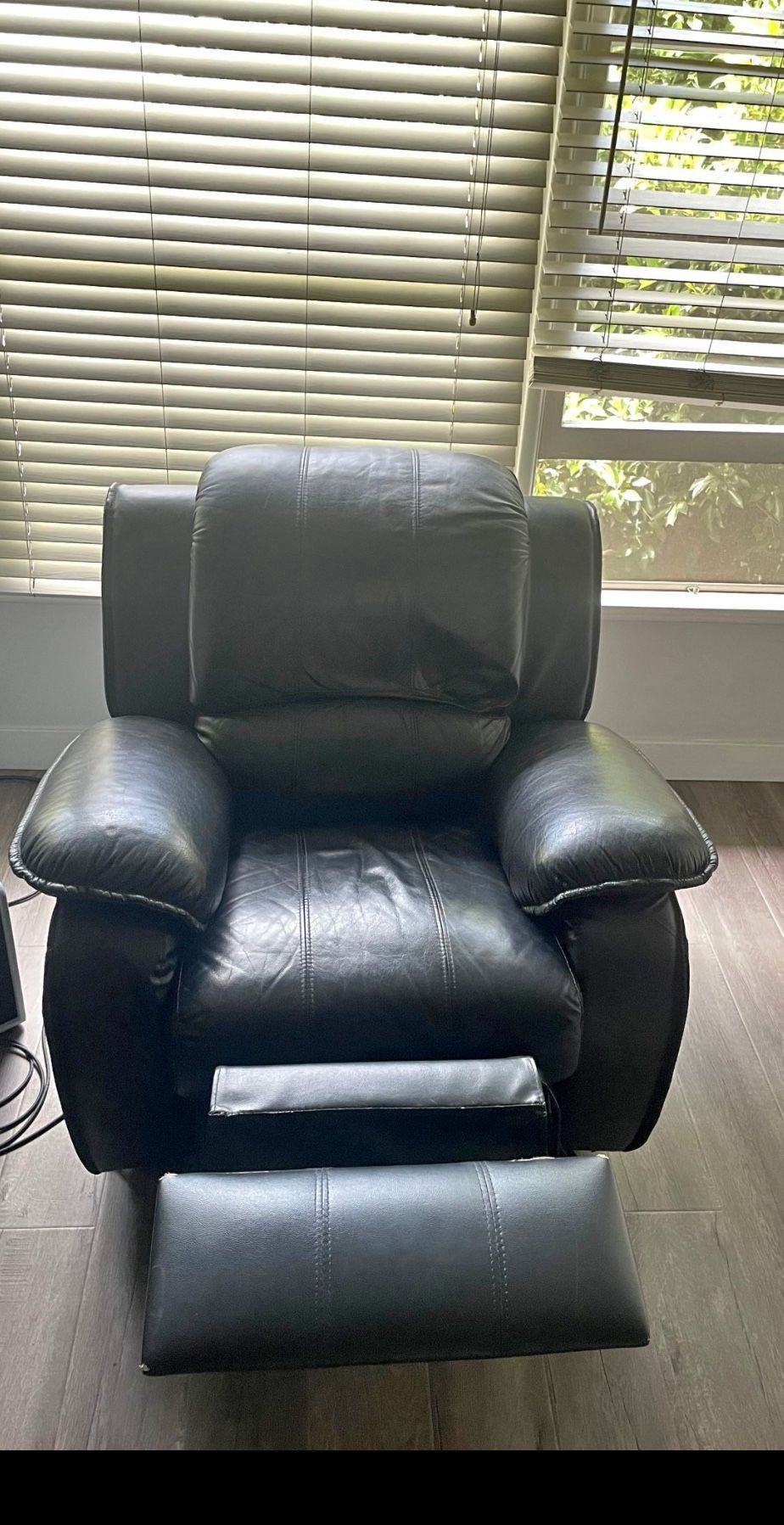 Black Recliner! Good Condition!