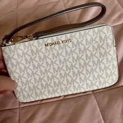 Michael Kors Wristlet 