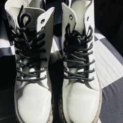 Dr marten’s platform white boots like new !