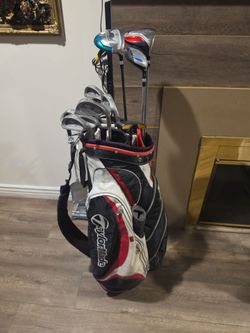 COMPLETE GOLF CLUBS SET WITH TAYLOR MADE GOLF BAG (13 CLUBS)RIGHT HANDED