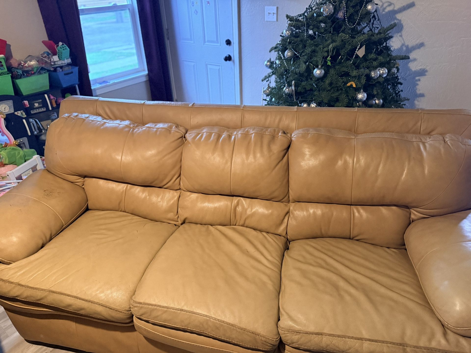 In Very Good Shape Sofás