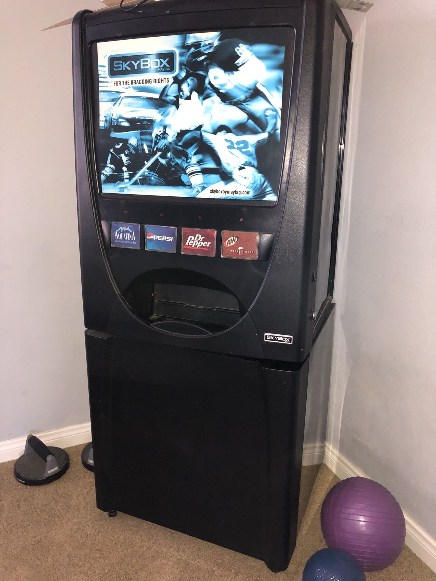 MAYTAG SKYBOX SODA VENDING MACHINE for Sale in Rancho Cucamonga, CA