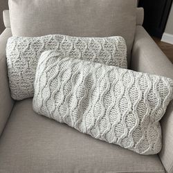 2 Knit/sweater/Decorative Throw Pillows