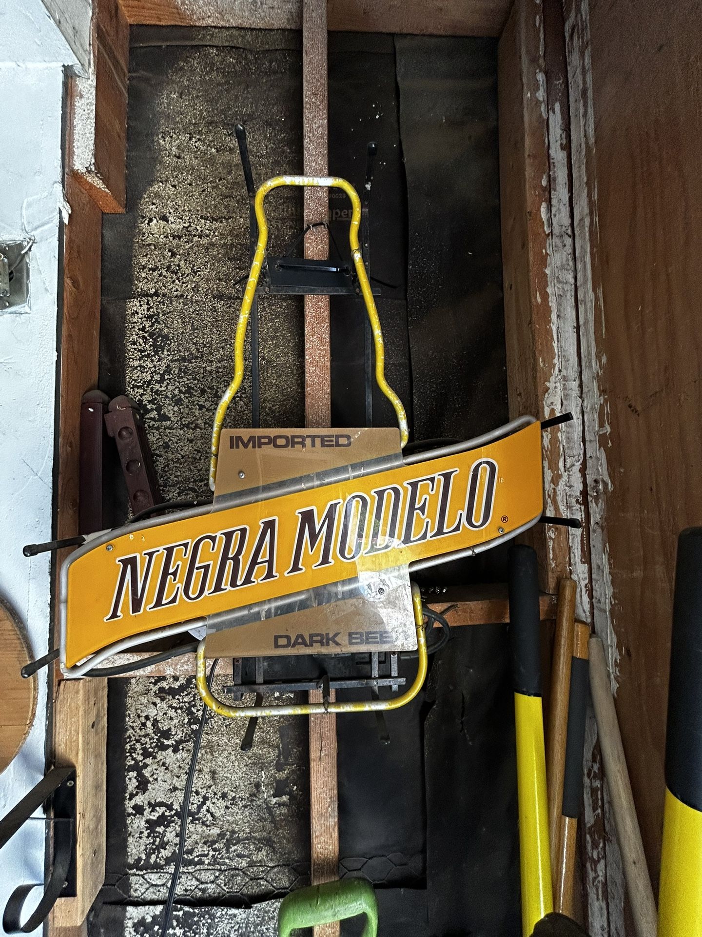 Modelo Beer Lamp. Bar/Man Cave Décor.
