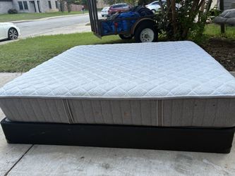 Stearns And Foster King Size Mattress (Delivery Available)