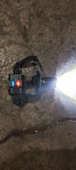 2500 lumen headlight brightest headlight I've seen telescopic  powered by 3 6000 mah batteries 35$