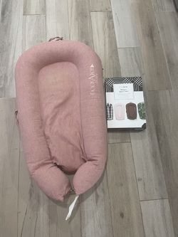 Dockatot Deluxe+ and Spare Cover