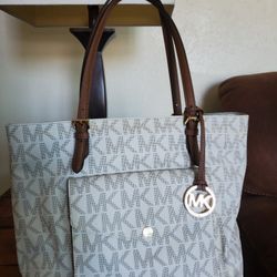 Chic Michael Kors Tote Bag**