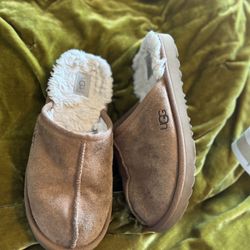 Women’s Uggs Slippers Size 7