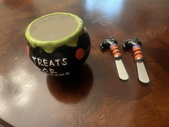 Ceramic Treat Or Trick Cauldron With 2 Cheese/ Butter Knives
