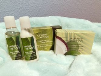 BRAND NEW Bath & Body Works mini kit (shampoo, conditioner, two soaps)