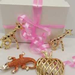 Vintage Gerry's Bundle of 4 Brooches, two  Giraffes, 1 apple, 1 crocodile. all in Excellent condition. Vintage #749
