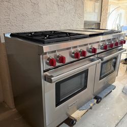 WOLF 60" Gas Range - 6 Burners, Infrared Charbroiler and Infrared Griddle
