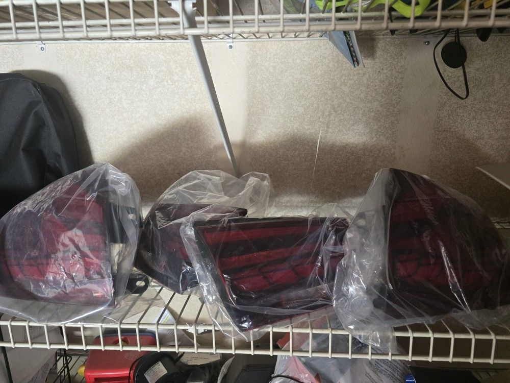 OLED GTS Tinted Style Tail Lights × 1
F30/F80
