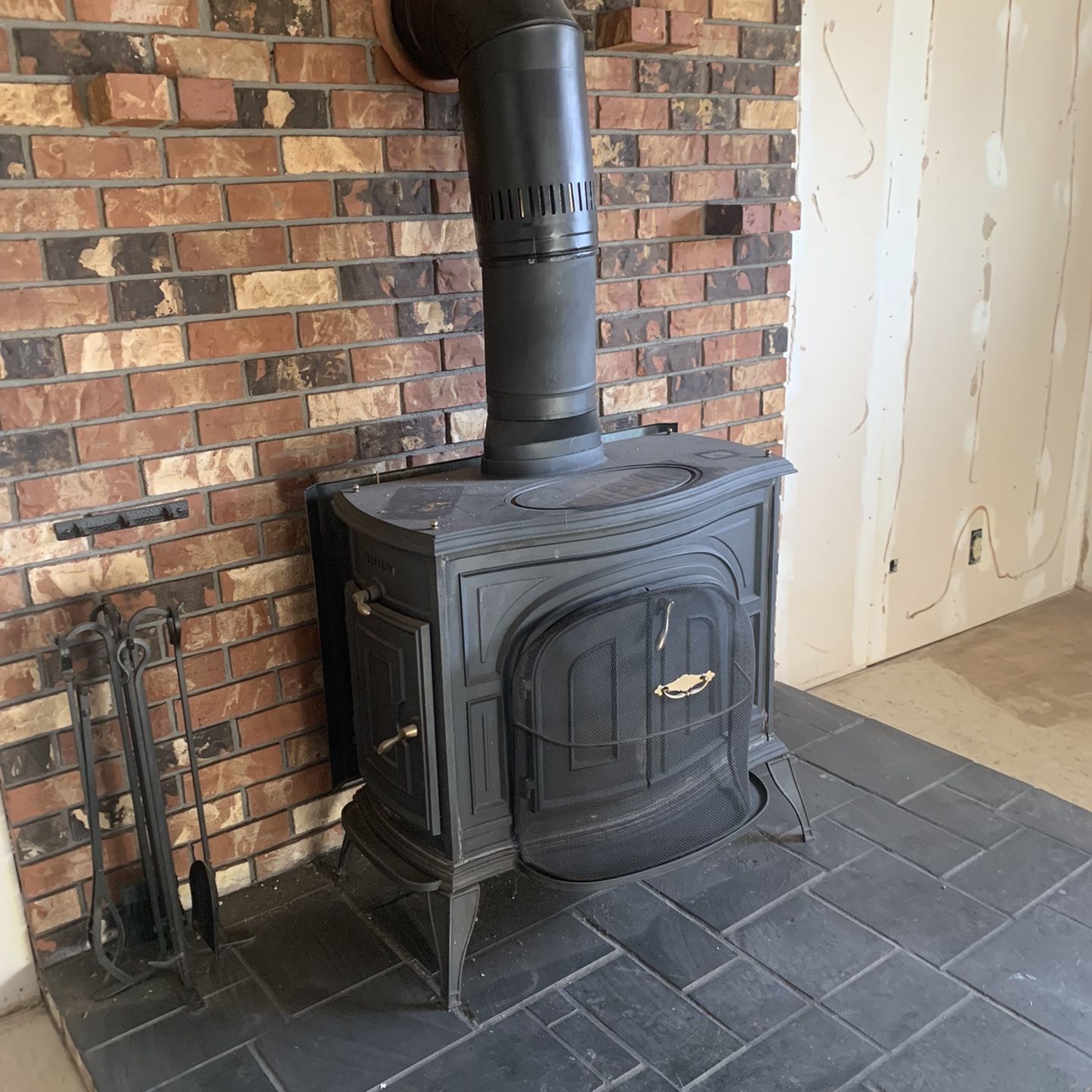 Defiant Wood Burning Stove for Sale in Renton, WA - OfferUp